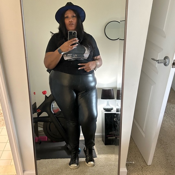 Welcome to The Elle B Show ✌🏾😘✨ - Picture 3 of 3